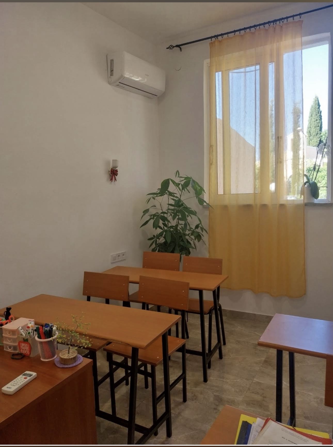 Αίθουσα διδασκαλίας με θρανία και φυσικό φως