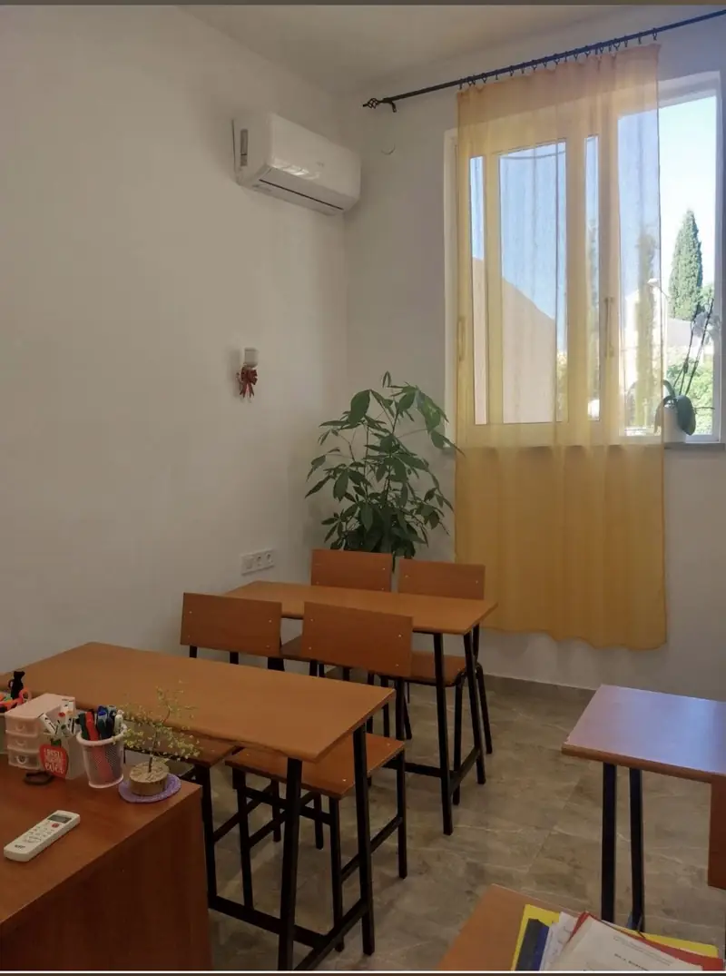 Αίθουσα διδασκαλίας με θρανία και φυσικό φως