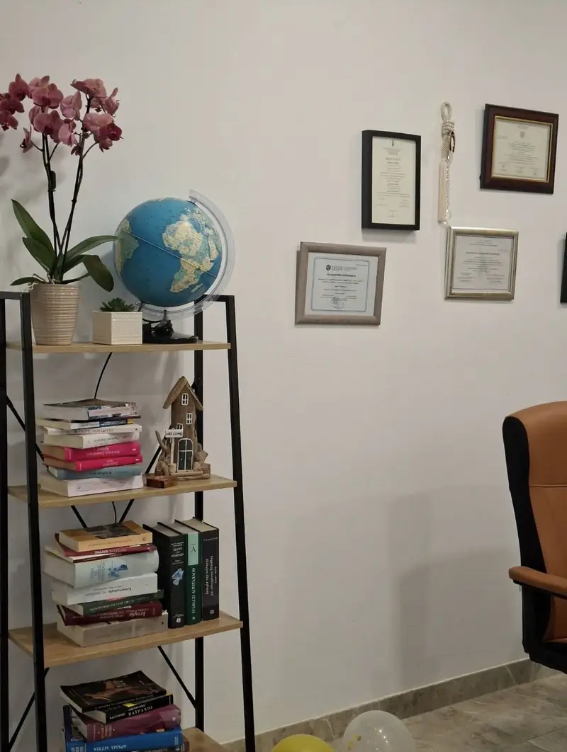 Βιβλιοθήκη με βιβλία, υδρόγειο και πτυχία